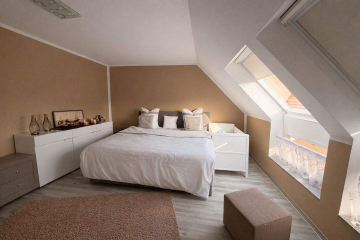 Hauptschlafzimmer - Umfangreich saniertes Reihenmittelhaus mit Garten, Terrasse & Garage – 4 Zimmer, EBK, Bj. 1980