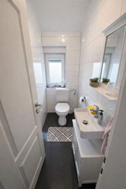 Gäste-WC - Umfangreich saniertes Reihenmittelhaus mit Garten, Terrasse & Garage – 4 Zimmer, EBK, Bj. 1980