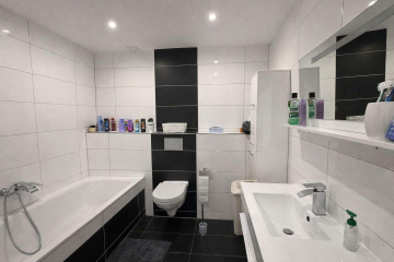 Badezimmer mit Dusche und Wanne - Umfangreich saniertes Reihenmittelhaus mit Garten, Terrasse & Garage – 4 Zimmer, EBK, Bj. 1980