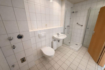 Badezimmer mit Dusche - Wohnen mit Komfort & Ruhe: Helle 3,5-Zimmer-Wohnung mit Balkon und eigenem Stellplatz