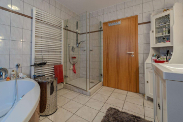 Badezimmer - Rees-Mehr: Freistehendes Einfamilienhaus mit Wintergarten, Kamin & Garten!