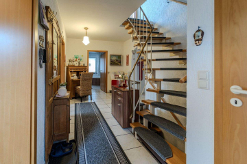 Flur - Rees-Mehr: Freistehendes Einfamilienhaus mit Wintergarten, Kamin & Garten!