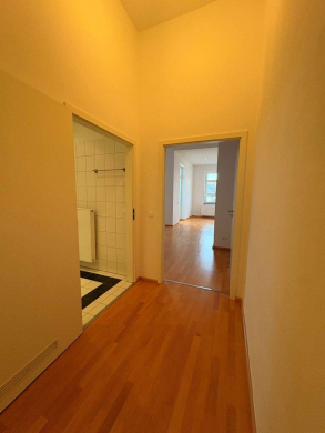 Flur - Zeitlos wohnen, nachhaltig investieren – 2,5 Zimmer mit Aufzug, Balkon & Stellplatz