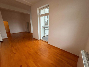 Wohnbereich - Zeitlos wohnen, nachhaltig investieren – 2,5 Zimmer mit Aufzug, Balkon & Stellplatz