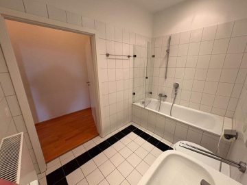 Bad - Sicht zur Tür - Zeitlos wohnen, nachhaltig investieren – 2,5 Zimmer mit Aufzug, Balkon & Stellplatz