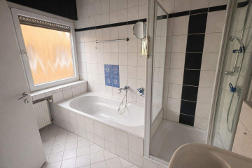 Badezimmer Obergeschoss - Großzügiges Zuhause für Familien – zwei Etagen mit Dachterrasse, Balkon & Garage