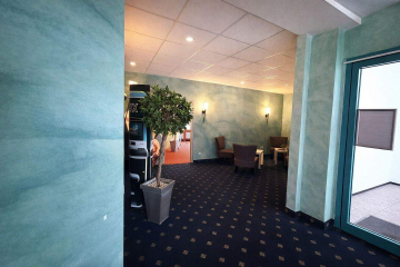 Sitzecke - Rund 250 Quadratmeter repräsentative Gewerbefläche mit acht Stellplätzen direkt am Objekt