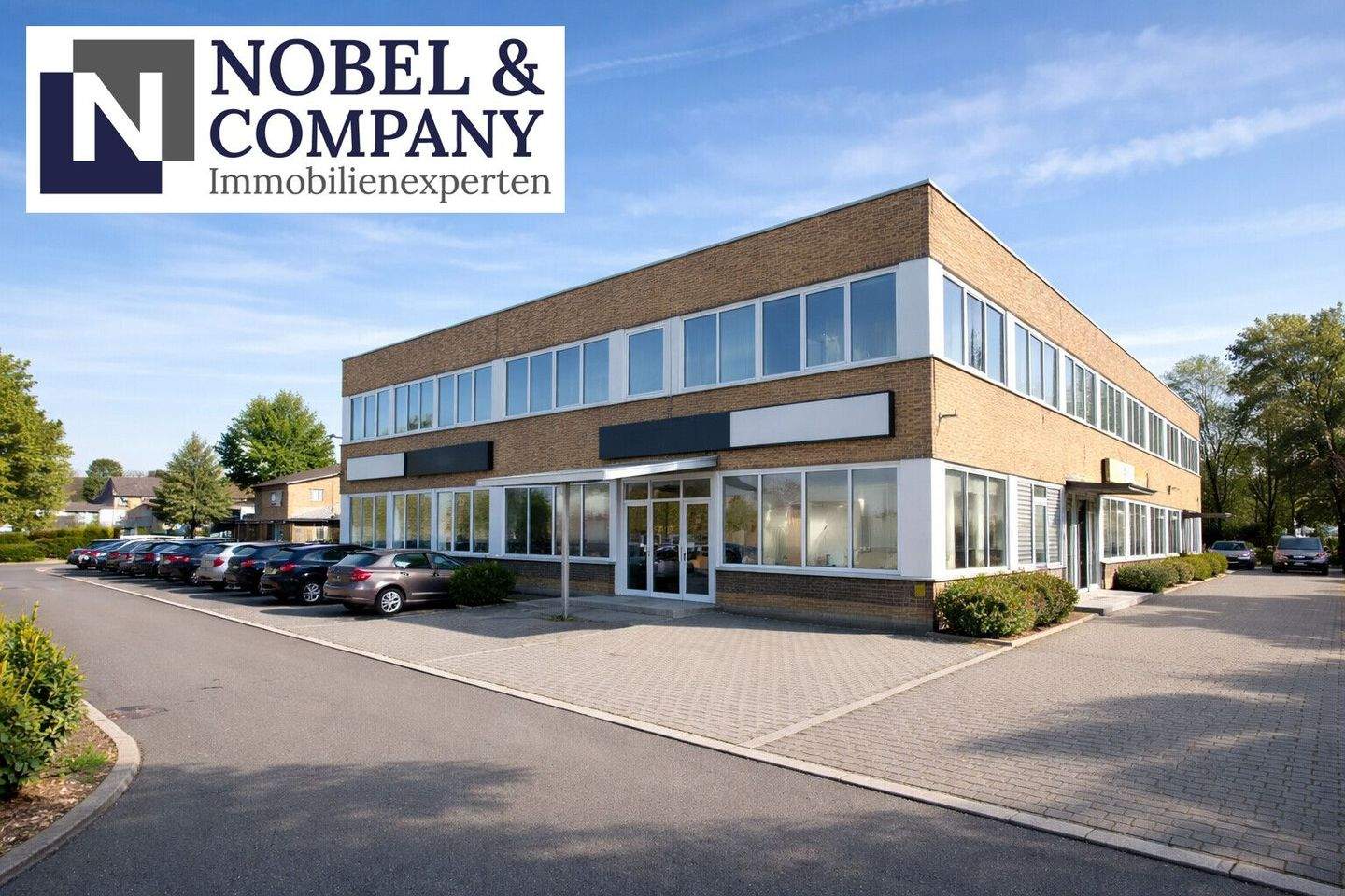 Straßenansicht - Rund 250 Quadratmeter repräsentative Gewerbefläche mit acht Stellplätzen direkt am Objekt