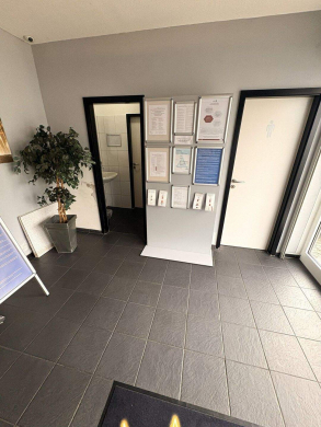 Eingangsbereich - Rund 250 Quadratmeter repräsentative Gewerbefläche mit acht Stellplätzen direkt am Objekt