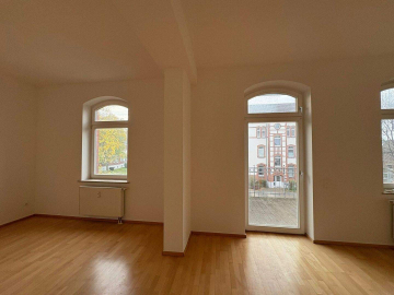 Wohnbereich mit Balkon 1 - Historischer Charme trifft modernen Luxus – Exklusive 4-Zimmer-Wohnung in der Reitzensteinkaserne